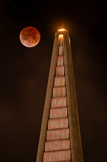 La 'Luna de Gusano' visible cerca de la Pirámide Transamérica en San Francisco.