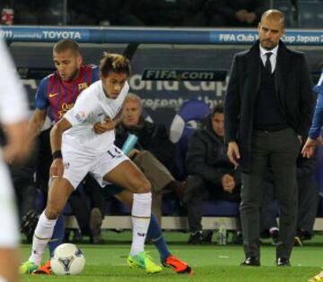 Alves pelea el balón con Neymar.