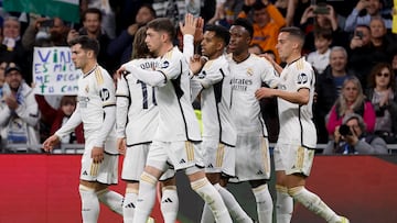 Los jugadores del Madrid celebran el 1-0.