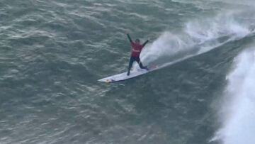 Lucas &#039;Chumbo&#039; Chianca levanta los brazos sobre su tabla de surf tras salir del tubo final de la ola que le vali&oacute; un 10 en el campeonato de olas grandes Punta Galea Gallenge, disputado en Getxo (Bizkaia, Pa&iacute;s Vasco); y una nominaci