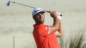 Jon Rahm golpea la bola durante el Hero World Challenge.