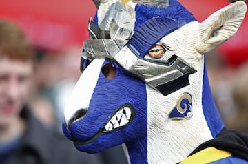 En la foto, un fan de los Rams disfrazado, literalmente, de cabrón.