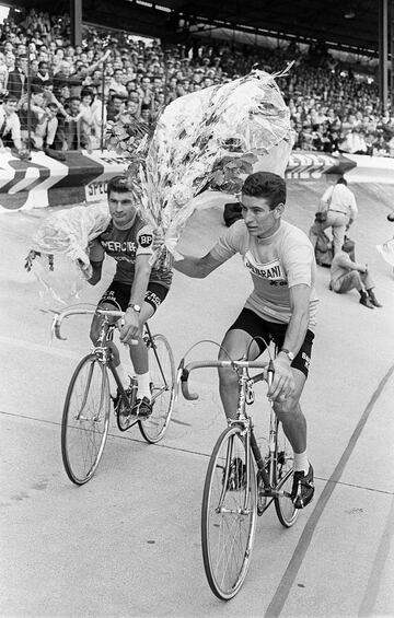 En el Tour de 1965, Poulidor volvió a quedar 2º pero esta vez por detrás del italiano Felice Gimondi con el que pasea por el Parque de los Príncipes en Paris tras el final del Tour de 1965.