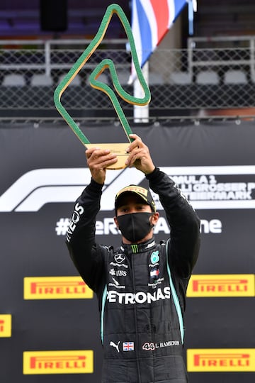 Lewis Hamilton levanta el trofeo como campeón del Gran Premio de Estiria.