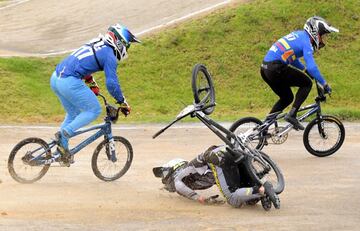 Kristens Krigers no tuvo su día de suerte en la Final Elite de la Copa del Mundo de BMX Supercross, disputada en Bogotá (Colombia). El letón se estrelló nada más empezar la prueba, al tomar la curva inicial. Una caída aparatosa que fue captada en el preciso momento por el fotógrafo.