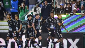 Jugadores de León festejan un gol en contra de Santos Laguna.
