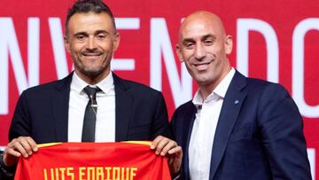 Luis Enrique posa con Rubiales con la camiseta de España.
