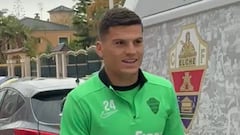 Cepeda llega a la práctica del Elche, le mencionamos que Colo Colo es líder y así reacciona