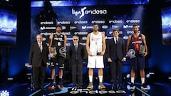 Portela, Mumbr&uacute;, Fern&aacute;ndez Torres, Reyes, Lete y Navarro, en la presentaci&oacute;n de la Liga Endesa 2017-18.