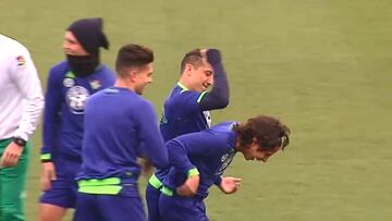 Antes de ser presentado como nuevo jugador del Betis, Diego Lainez entrenó este martes y recibió la bienvenida oficial por parte de sus compañeros.