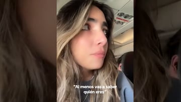 Una joven explica la función real del cinturón en un avión y se hace viral al instante en Tiktok