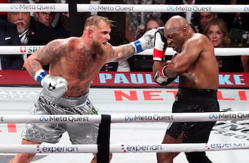 Mike Tyson recibe un golpe en la pelea contra Jake Paul.