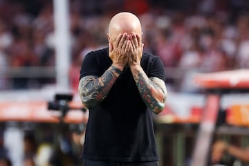 AMDEP9481. SAO PAULO (BRASIL), 24/09/2023.- El entrenador de Flamengo Jorge Sampaoli reacciona hoy, en la final de la Copa de Brasil entre Sao Paulo y Flamengo en el estadio Morumbi en Sao Paulo (Brasil). EFE/ Sebastiao Moreira
