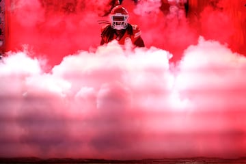 De esta forma tan impresionante y espectacular se presentaron las alineaciones en el partido de fútbol americano de la liga estadounidense que enfrentó a los Kansas City Chiefs ante los Tampa Bay Buccaneers en Kansas City (Missouri). En la imagen, Kareem Hunt, del equipo local, que finalmente se hizo con la victoria (30-24).