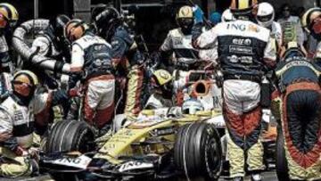 <b>ESFUERZO BALDÍO. </b>El equipo Renault trabajó sin descanso durante todo el GP de España, pero no obtuvo la recompensa esperada tras el abandono de sus dos pilotos