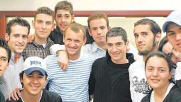 <b>CON ESTUDIANTES Y CAMPEONES. </b>Gica posó ayer con todos.