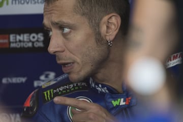 Valentino Rossi habla con sus mecánicos en el box.