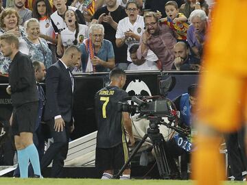La desolación de Cristiano Ronaldo tras ver la tarjeta roja.

