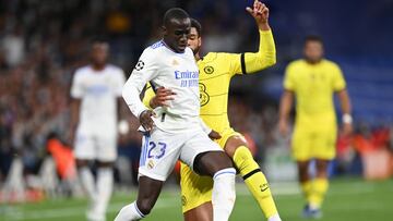 Mendy pugna con Loftus-Cheek en un lance del partido entre el Madrid y el Chelsea.