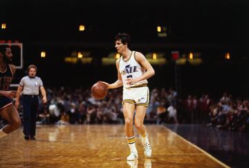 Pistol Pete fue un jugador espectacular, un virtuoso, y un anotador salvaje: en su década NBA (1970-1980) promedió 24,2 puntos, y su techo fueron los 31,1 de la temporada 1976-77. En ella (el 25 de febrero de 1977) anotó 68 puntos en una victoria de New Orleans Jazz contra los Knicks (124-107). 43 tiros (26/43) en 43 minutos y 16/19 desde la línea de personal. Fue la temporada en la que hizo cima. Con 29 años, lidera la Liga en anotación con 13 partidos de al menos 40 puntos y cuatro de al menos 50. Los 68 a los Knicks le convirtieron entonces en él tercer jugador que llegaba a esa cifra y el primer guard en lograrlo (los otros habían sido Chamberlain y Baylor, que curiosamente entrenaba a los Jazz). En la siguiente temporada comenzaron los graves problemas en las rodillas que acabaron con la carrera de un jugador único.