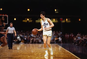 Pistol Pete fue un jugador espectacular, un virtuoso, y un anotador salvaje: en su d¨¦cada NBA (1970-1980) promedi¨® 24,2 puntos, y su techo fueron los 31,1 de la temporada 1976-77. En ella (el 25 de febrero de 1977) anot¨® 68 puntos en una victoria de New Orleans Jazz contra los Knicks (124-107). 43 tiros (26/43) en 43 minutos y 16/19 desde la l¨ªnea de personal. Fue la temporada en la que hizo cima. Con 29 a?os, lidera la Liga en anotaci¨®n con 13 partidos de al menos 40 puntos y cuatro de al menos 50. Los 68 a los Knicks le convirtieron entonces en ¨¦l tercer jugador que llegaba a esa cifra y el primer guard en lograrlo (los otros hab¨ªan sido Chamberlain y Baylor, que curiosamente entrenaba a los Jazz). En la siguiente temporada comenzaron los graves problemas en las rodillas que acabaron con la carrera de un jugador ¨²nico.