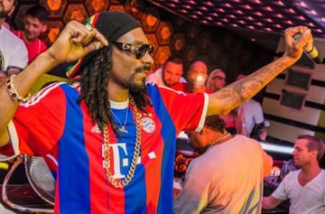 No podía faltar una foto de Snoop vistiendo la camiseta del equipo más ganador de Alemania, durante una de las temporadas en las que Guardiola estuvo al frente del equipo. 