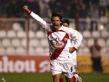 Fichó por el Rayo cuando tenía 30 años, después de haber disputado siete temporadas en Primera. El equipo jugaba en Segunda B y el delantero con sus 16 goles fue uno de los artífices del ascenso a Segunda. 