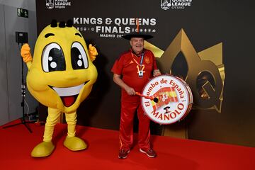 Manolo el del Bombo posa a su llegada a las finales de la Kings League, en el Cívitas Metropolitano de Madrid.
