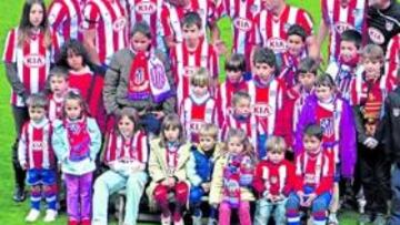 <b>30 NIÑOS POSAN CON EL EQUIPO. </b> Cada partido que el Atlético juega en casa 30 niños tiene la oportunidad de posar en la foto oficial junto a los jugadores. Alrededor de 600 niños cada temporada posan con los jugadores. En la foto, en los prolegómenos del encuentro ante el Barcelona, Agüero lleva en sus brazos al pequeño Benjamín. Luego todos se lo pasaron en grande.
