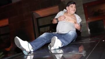 ¿El desfase de Maradona tiene límite? enseñó un pezón subido a una furgoneta