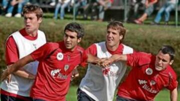<b>ENCADENADOS. </b>Muñoz, Balenziaga, Gurpegi y Orbaiz en un ejercicio realizado en las instalaciones de Lezama.
