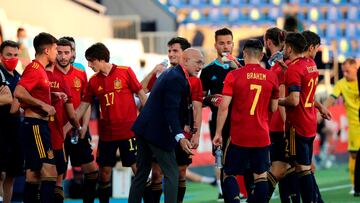 LEGANÉS (MADRID), 08/06/2021.- El técnico de la selección española sub21, Luis de la Fuente (c), aprovecha el tiempo de hidratación para dirigirse a sus jugadores durante el encuentro amistoso que disputan hoy martes, sustituyendo a la absoluta por el positivo en Covid de Sergio Busquets, frente a Lituania en el estadio de Butarque, en Leganés. EFE/Kiko Huesca.
