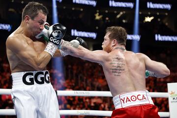 Landing | Canelo Álvarez on Gennady Golovkin.