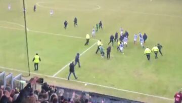Sucedió en Holanda: pelea entre ultras y jugadores rivales