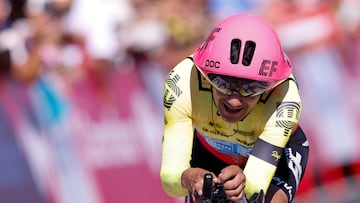 GRAF296. OEIRAS (PORTUGAL), 17/08/2024.- El ciclista ecuatoriano Richard Carapaz, del EFE, durante la primera etapa de la Vuelta a Esoaña, una contrarreloj individual entre Lisboa y Oeiras (12 km), este sábado. EFE/ Javier Lizón