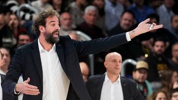 BARCELONA, 13/12/2023.- El entrenador del Barça, Roger Grimau, durante el partido correspondiente a la décimo quinta jornada de la fase regular de la Liga Endesa entre el Barça y el BAXI Manresa, este miércoles en el Palau Blaugrana de Barcelona. EFE/ Enric Fontcuberta