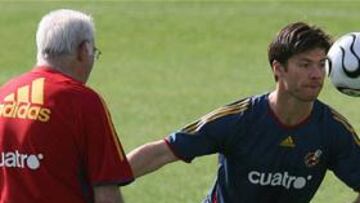 <b> PROBLEMAS </b> El medio centro del Liverpool ha tenido que abandonar esta mañana el entrenamiento.