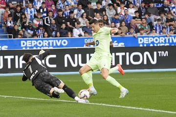 Condujo Raphinha, filtró un pase raso en diagonal, encontrando el desmarque de Lewandowski, que marcó a placer ante Sivera. Se repiten los protagonistas del 0-1 para el 0-2 del Barcelona.