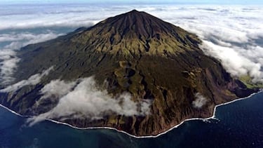 Tristán de Acuña, la isla habitada más aislada del mundo: una semana para llegar, TV local y un solo bar para todos