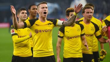 Dortmund&#039;s players react after the German first division Bundesliga football match Schalke 04 vs Borussia Dortmund on December 8, 2018 in Gelsenkirchen. (Photo by Patrik STOLLARZ / AFP) / RESTRICTIONS: DFL REGULATIONS PROHIBIT ANY USE OF PHOTOGRAPHS 