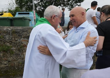 Manolo Higuera saludando al cura Hilario Obregón, un gran racinguista.