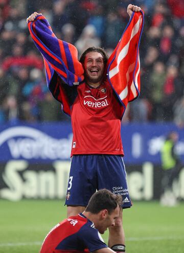 La fiesta del conjunto rojillo tras terminar el partido.  En la imagen, Juan Cruz.