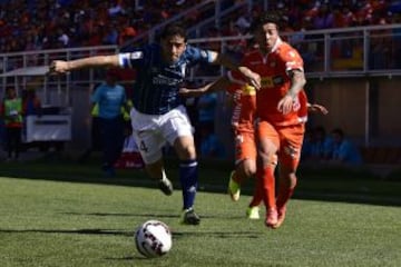 Cristián Álvarez de Católica disputa la pelota con José Luis Jiménez de Cobreloa.