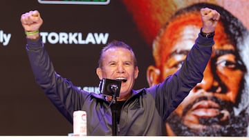 LOS ANGELES (USA), 15/05/2025.- Former Mexican professional boxer Julio Cesar Chavez speaks during a press conference next to his son, Mexican professional boxer Julio Cesar Chavez Jr., for his sons upcoming boxing match against American influencer and boxer Jake Paul in Los Angeles, California, USA, 14 May 2025. Jake Paul and Julio Cesar Chavez Jr. are scheduled to fight on 28 June 2025, at the Honda Center in Anaheim, California. EFE/EPA/CAROLINE BREHMAN