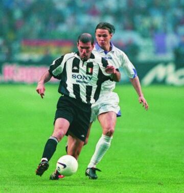 Zidane de la Juventus de Turín, y Fernando Redondo, organizador del Real Madrid, pugnan por el control del balón.