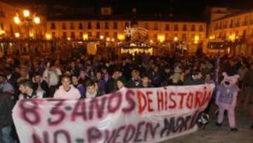 Jugadores y seguidores del Palencia, de 3&ordf; divisi&oacute;n, se manifiestan en la Plaza Mayor de Palencia por la situaci&oacute;n que atraviesa el club.