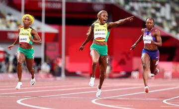 Elaine Thompson-Herah celebra su victoria en la final femenina de los 100 metros lisos 