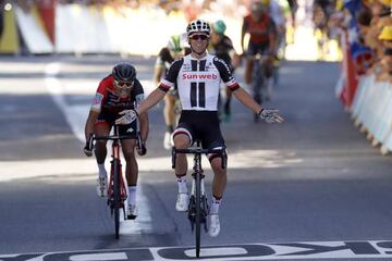 Michael Matthews bate a Greg van Avermaet en el repecho final de la 14ª etapa del Tour de Francia, en Rodez.