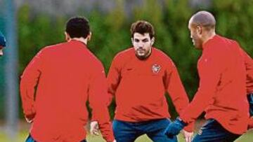 <b>EL REFERENTE. </b>Cesc se entrena junto a Silvestre.