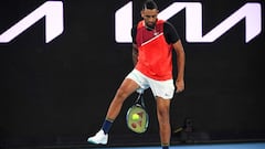 El tenista australiano Nick Kyrgios devuelve una bola por debajo de las piernas durante su partido ante Liam Broady en el Open de Australia 2022.